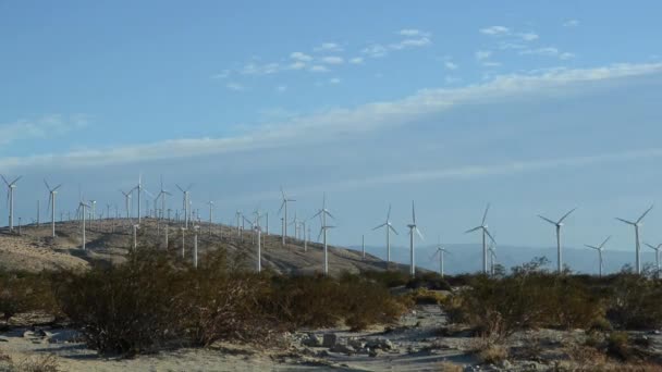 Molino de viento granja — Vídeos de Stock