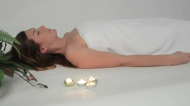 Mulher à espera de massagem — Vídeo de Stock