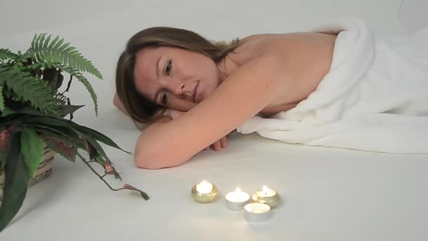 Frau wartet auf Massage — Stockvideo