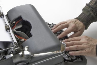 Çalışma daktiloda yazar