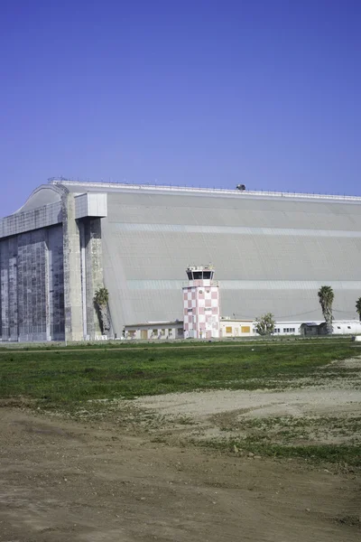 Vliegtuigen hangar — Stockfoto