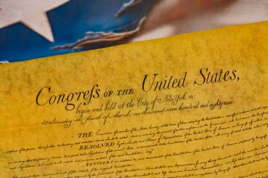 Bağımsızlık Bildirgesi 'nin yanında, özgürlük, özgürlük ve demokrasinin ebedi ruhunu sembolize eden yırtık pırtık bir Amerikan bayrağı duruyor..