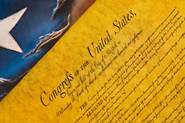 Bağımsızlık Bildirgesi 'nin yanında, özgürlük, özgürlük ve demokrasinin ebedi ruhunu sembolize eden yırtık pırtık bir Amerikan bayrağı duruyor..