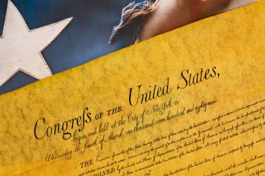 Bağımsızlık Bildirgesi 'nin yanında, özgürlük, özgürlük ve demokrasinin ebedi ruhunu sembolize eden yırtık pırtık bir Amerikan bayrağı duruyor..