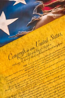 Bağımsızlık Bildirgesi 'nin yanında, özgürlük, özgürlük ve demokrasinin ebedi ruhunu sembolize eden yırtık pırtık bir Amerikan bayrağı duruyor..