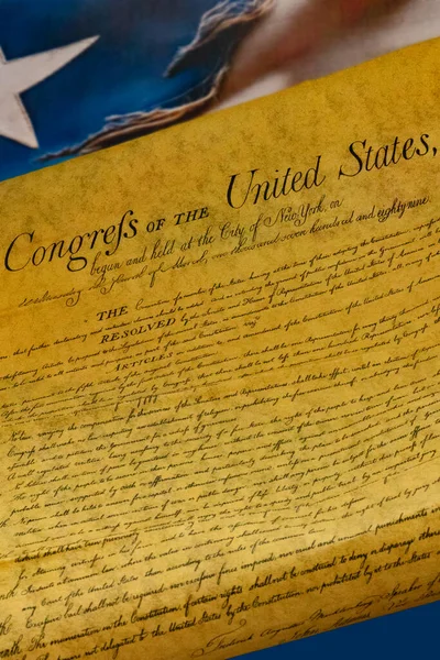 Bağımsızlık Bildirgesi 'nin yanında, özgürlük, özgürlük ve demokrasinin ebedi ruhunu sembolize eden yırtık pırtık bir Amerikan bayrağı duruyor..