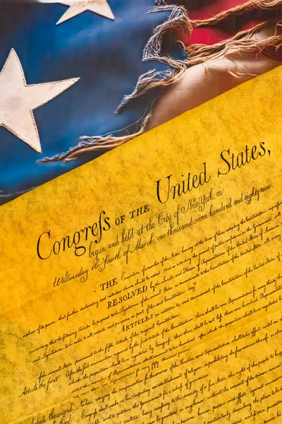 Bağımsızlık Bildirgesi 'nin yanında, özgürlük, özgürlük ve demokrasinin ebedi ruhunu sembolize eden yırtık pırtık bir Amerikan bayrağı duruyor..