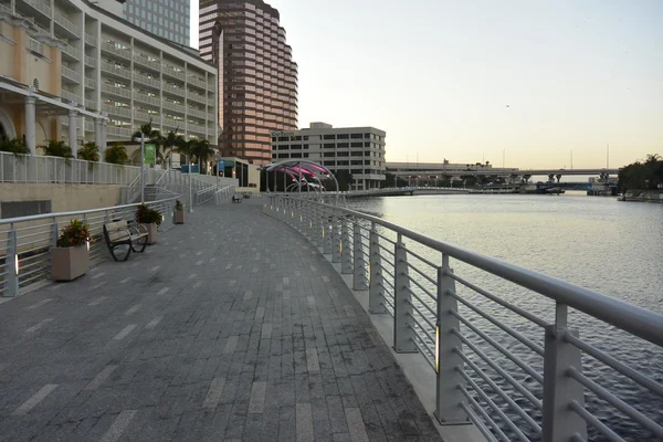 Tampa Florida met Riverwalk en architectuur — Stockfoto