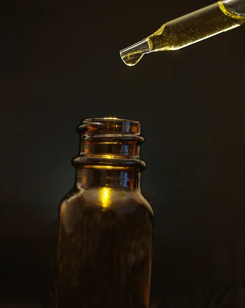 Medikamententropfen mit Flüssigkeit — Stockfoto
