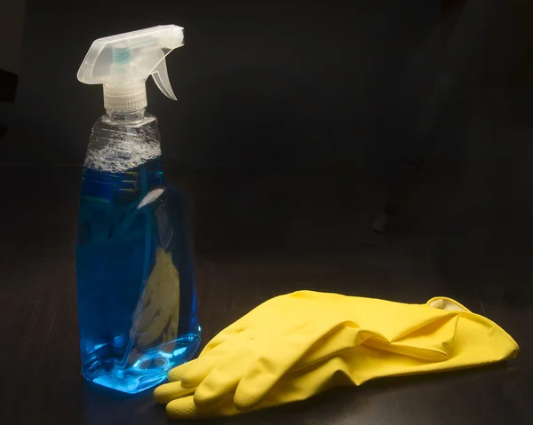 Бытовая уборка с раствором и защитными перчатками — стоковое фото