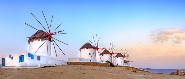 Molinos de viento griegos tradicionales en la isla de Mykonos, Cícladas, Grecia Imagen de archivo