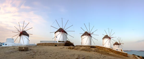 Molinos de viento griegos tradicionales en la isla de Mykonos, Cícladas, Grecia Imagen de stock