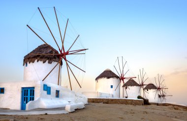 Mykonos Adası gündoğumu, Cyclad, geleneksel Yunan yel değirmenleri