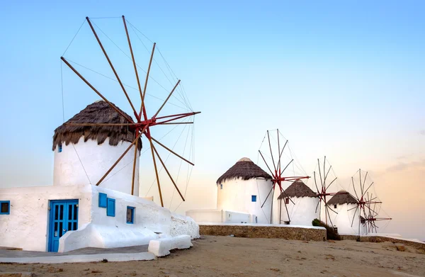 Mykonos Adası gündoğumu, Cyclad, geleneksel Yunan yel değirmenleri — Stok fotoğraf