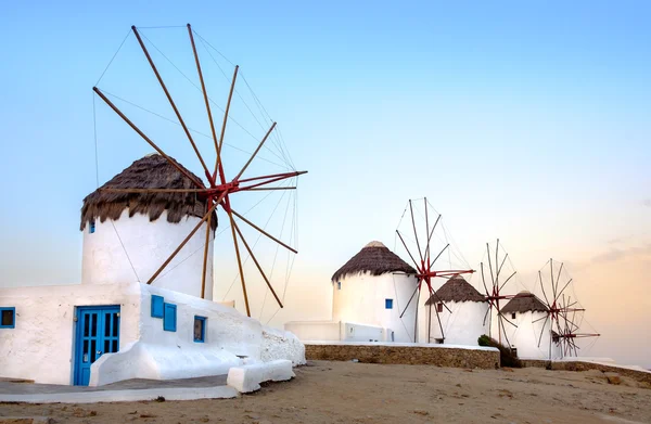 Molinos de viento griegos tradicionales en la isla de Mykonos al amanecer, Cyclad Imágenes de stock libres de derechos