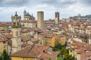 Doğal görünümü eski kasaba Bergamo çatılar ve kuleleri