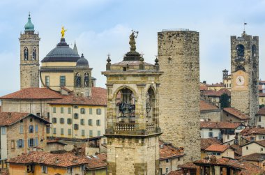 Doğal görünümü eski kasaba Bergamo çatılar ve kuleleri