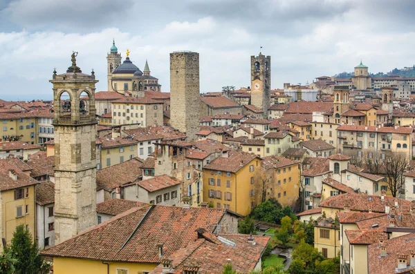 Festői kilátással a tornyok és a tetőn a régi város Bergamo — Stock Fotó