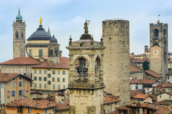 Festői kilátással a tornyok és a tetőn a régi város Bergamo — Stock Fotó