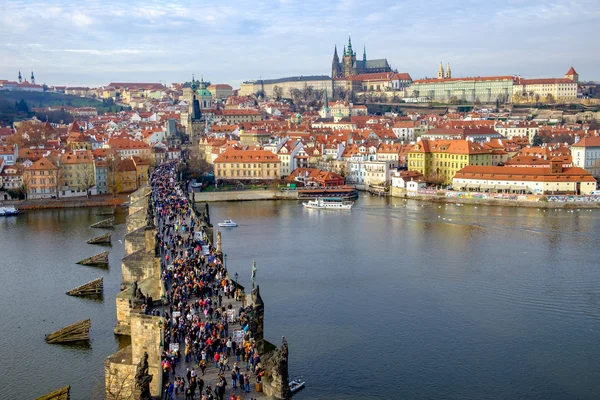 Prague, Czech Republic - 19 December 2015: Charles bridge with c — Stock Photo, Image