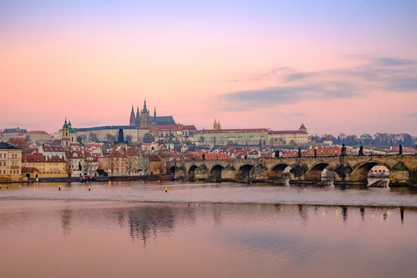 Utsikt over slottet i Praha og broen ved fargerik soloppgang – stockfoto