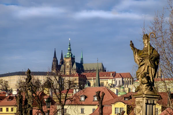 Praski zamek i kamień statua na Most Karola, Republika Czeska — Zdjęcie stockowe