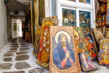 Mykonos, Yunanistan - 8 Eylül 2015: Mykonos eski şehir sokak ile 