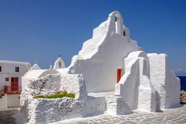 Festői kilátással a fehérre meszelt templom Panagia Paraportiani, Mykonos, — Stock Fotó