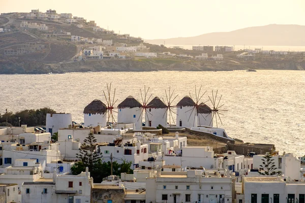 Citiscape kilátás nyílik Mykonos windmills, Görögország — Stock Fotó