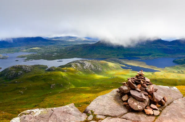 Inverpolly wilderness landscape with small stone pyramid, Scotla — Stock Photo, Image