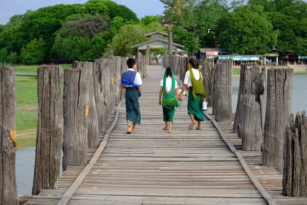 Amarapura, Myanmar - 28 June, 2015: Children in colorful clothes — Stock Photo, Image