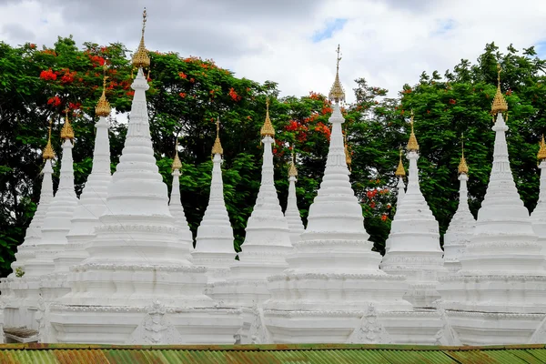 Weiße buddhistische Pagoden mit Baumhintergrund, Myanmar — Stockfoto