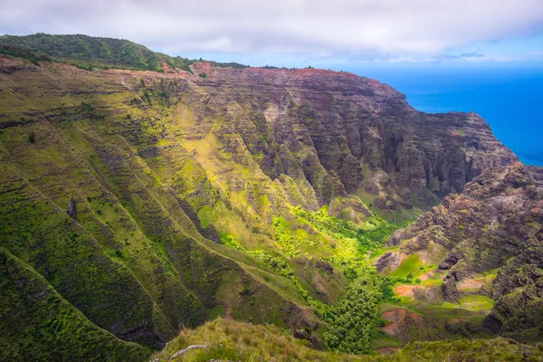 Dramática vista del paisaje de la costa de Na Pali, acantilados y valle —  Fotos de Stock