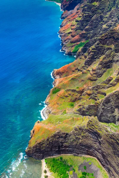 Aerial landscape view of spectacular Na Pali coastline from heli — Stock Photo, Image
