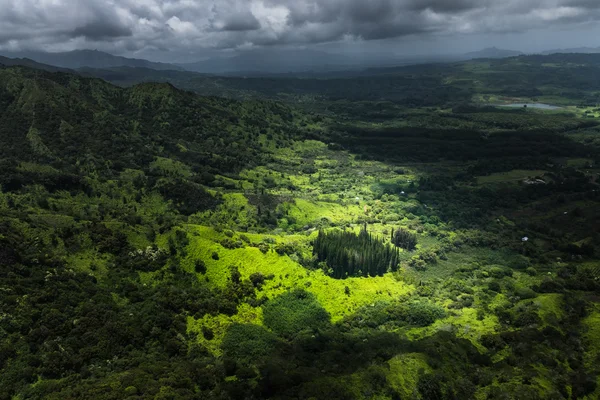 Paesaggio drammatico lunatico sull'isola di Kauai — Foto Stock