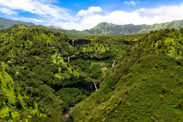 Hava manzara görünümü akarsu, Kauai ve şelaleler — Stok fotoğraf