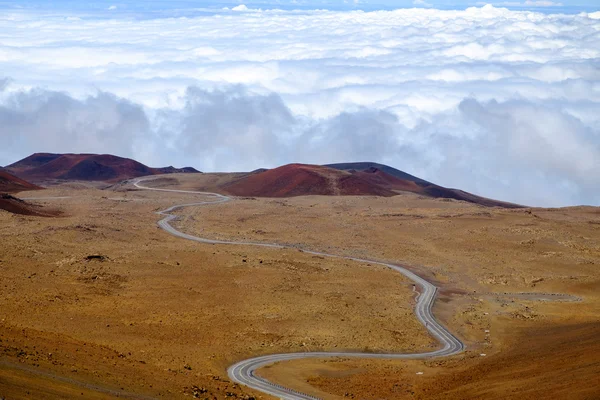 Сценический вид вулканического ландшафта и извилистой дороги на Мауна-Кеа — стоковое фото