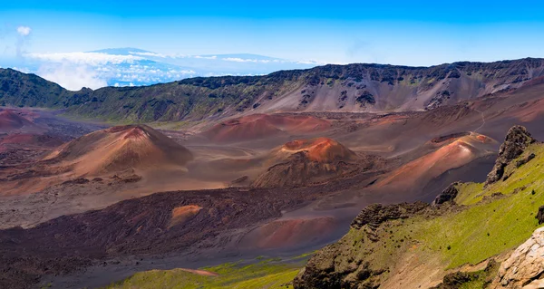 Panorámás kilátás nyílik a vulkáni táj és a kráter a Haleakala, M — Stock Fotó