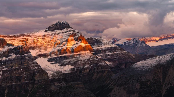 Chaîne de montagnes vue sur le lever du soleil avec des sommets colorés, montagnes Rocheuses — Photo