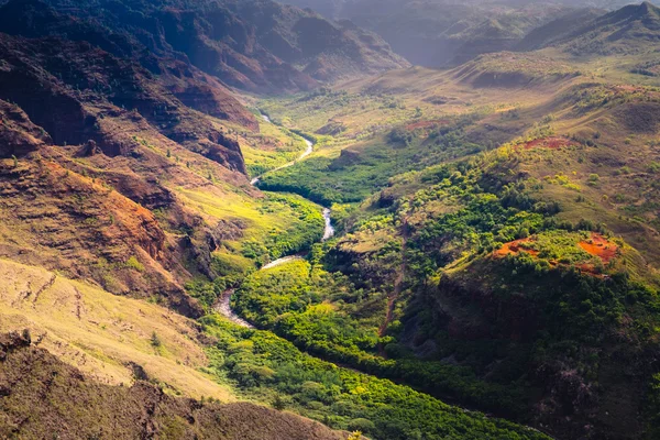 Detalle del paisaje del cañón y el río Waime al amanecer, Kauai, Hawai —  Fotos de Stock