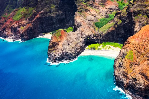 Vue aérienne du paysage de l'arche de Honopu à la côte de Na Pali — Photo