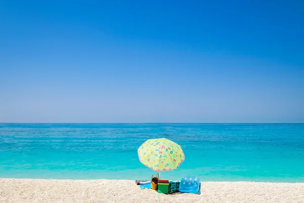 Vista panorâmica do guarda-chuva de praia e paisagem oceânica — Fotografia de Stock