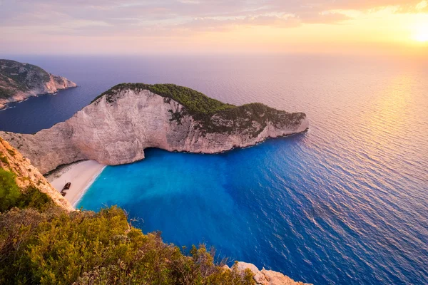 Paisaje al atardecer vista de la famosa playa de naufragios en Zakynthos —  Fotos de Stock