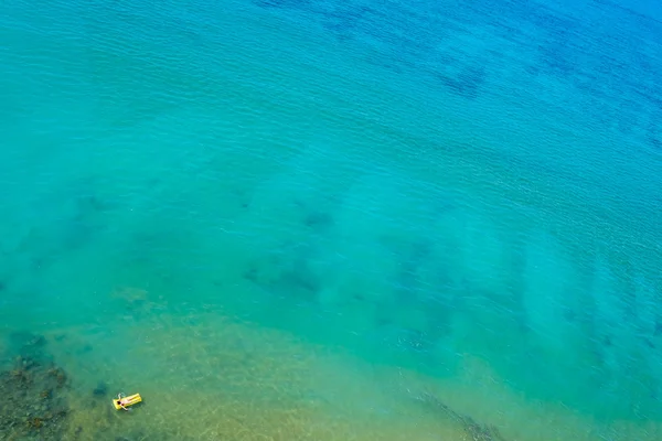Veduta aerea della donna che nuota da sola nell'oceano — Foto Stock