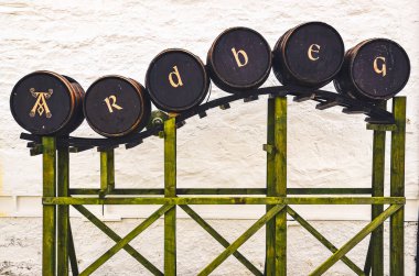 ISLAY, UNITED KINGDOM - 25 Ağustos 2013: Ardbeg içki imalathanesi imzası viski fıçıları, Islay, İngiltere