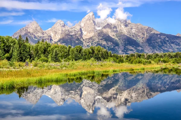 グランド ・ ティトン山脈風景を水の反射を米国での表示 — ストック写真