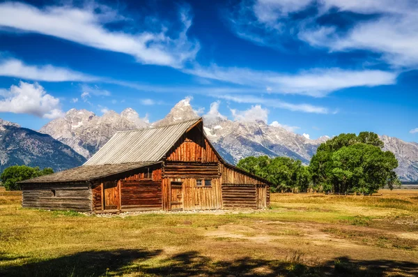 Grand Teton vista panorámica con granero abandonado en Mormon Row — Foto de Stock