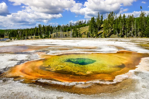 Scenic view of geothermal Chromatic pool in Yellowstone NP — Stock Photo, Image