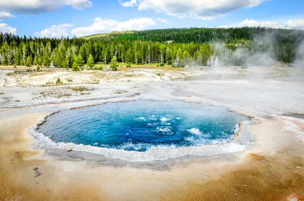 Vista panoramica della piscina Crested a Yellowstone NP — Foto Stock