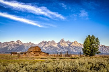 grand teton mountain range ve terk edilmiş ahıra doğal görünümü